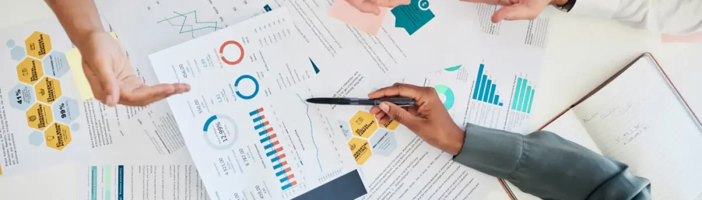 Análisis de datos de marketing digital en reunión de agencia SEO